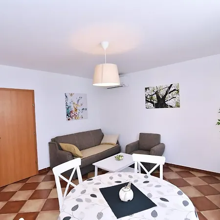 Luni Apartment