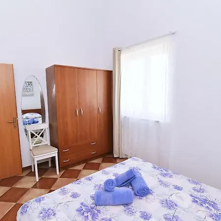 Luni Apartment