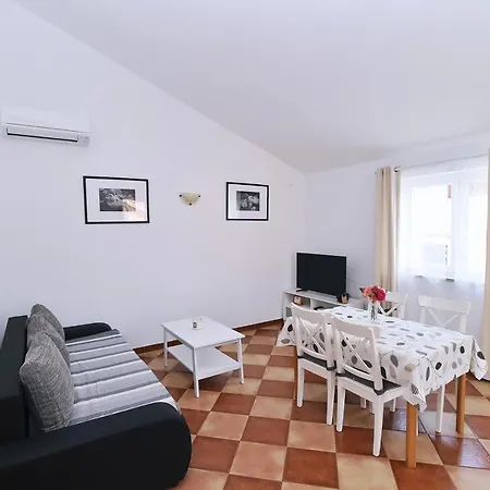 Luni Apartment